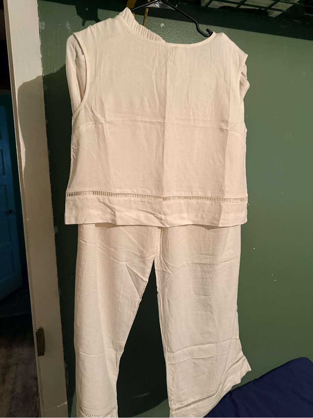 Cream Two-Piece Sleeveless Top & Cropped Pants Set
